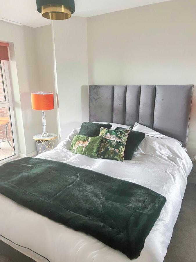 Modern Luxurious Apartment W/ Patio Balcony & View Jordanstown Esterno foto