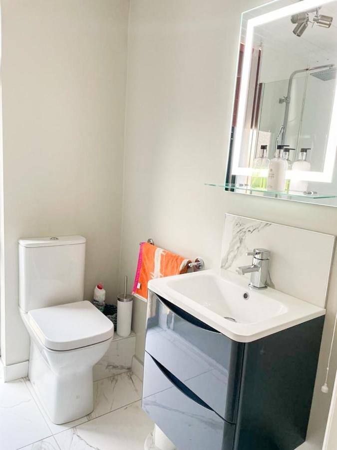 Modern Luxurious Apartment W/ Patio Balcony & View Jordanstown Esterno foto